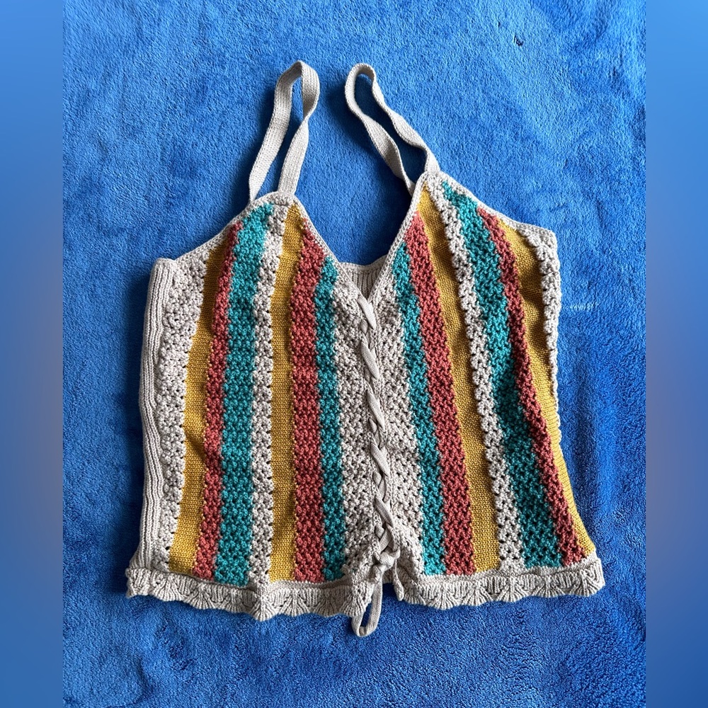 Hem& Thread Cropped Lace-Up sweater Tank Top.